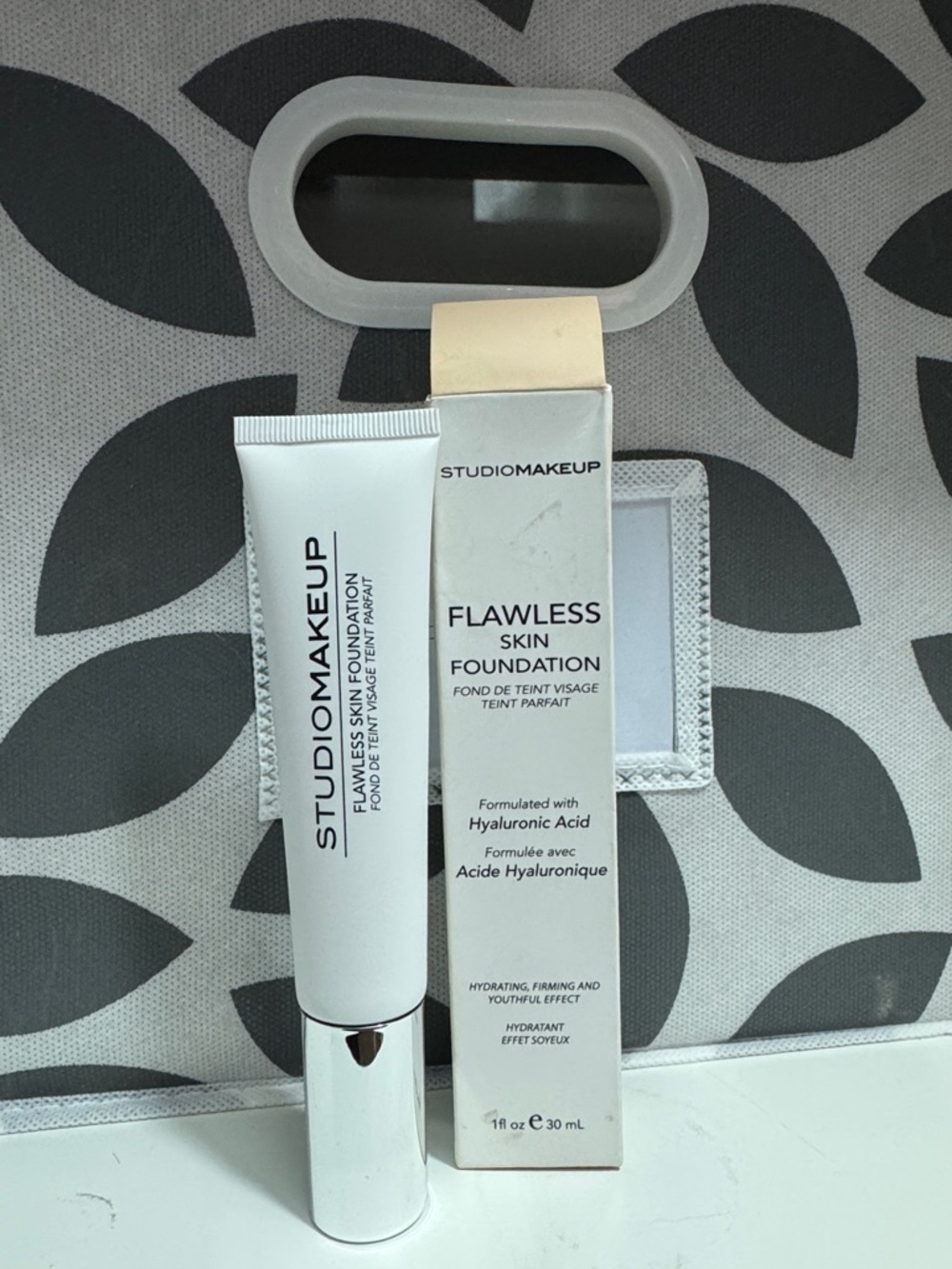 Studio Makeup Flawless Skin Foundation - Oat Light $30msrp